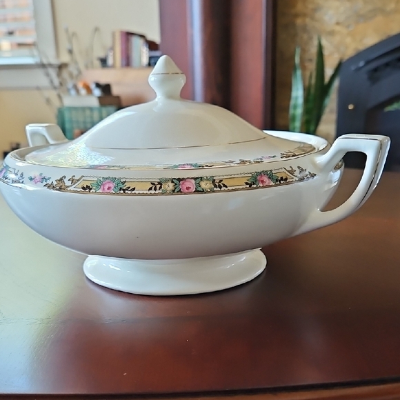 Vintage Mount Clemens Pottery covered serving dish, From the 1930s - Picture 1 of 5